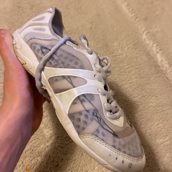 INFINITY CHEER SHOES *USED*(will post pics of the actual pare soon) size 6 - Picture 1 of 3
